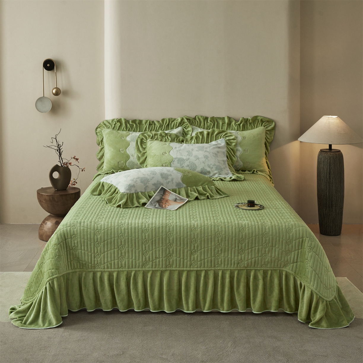 91家纺网 家纺一手货源 找家纺 宜凡家纺 2025新款牛奶绒雕花刺绣床盖四件套 温情玫瑰 绿