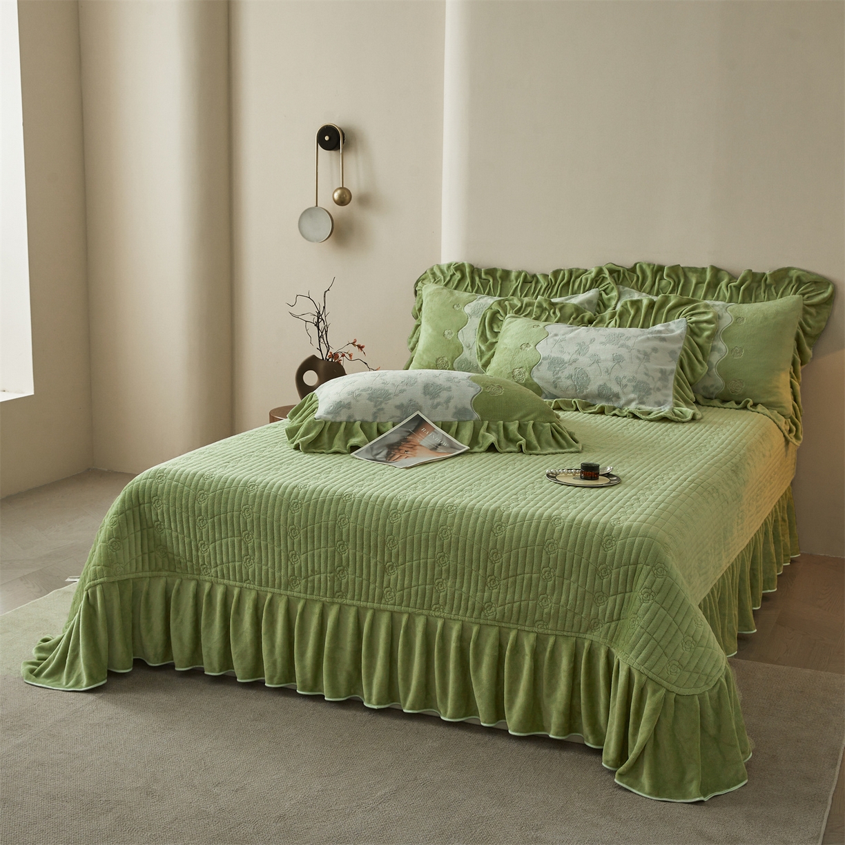 91家纺网 家纺一手货源 找家纺 宜凡家纺 2025新款牛奶绒雕花刺绣床盖四件套 温情玫瑰 绿