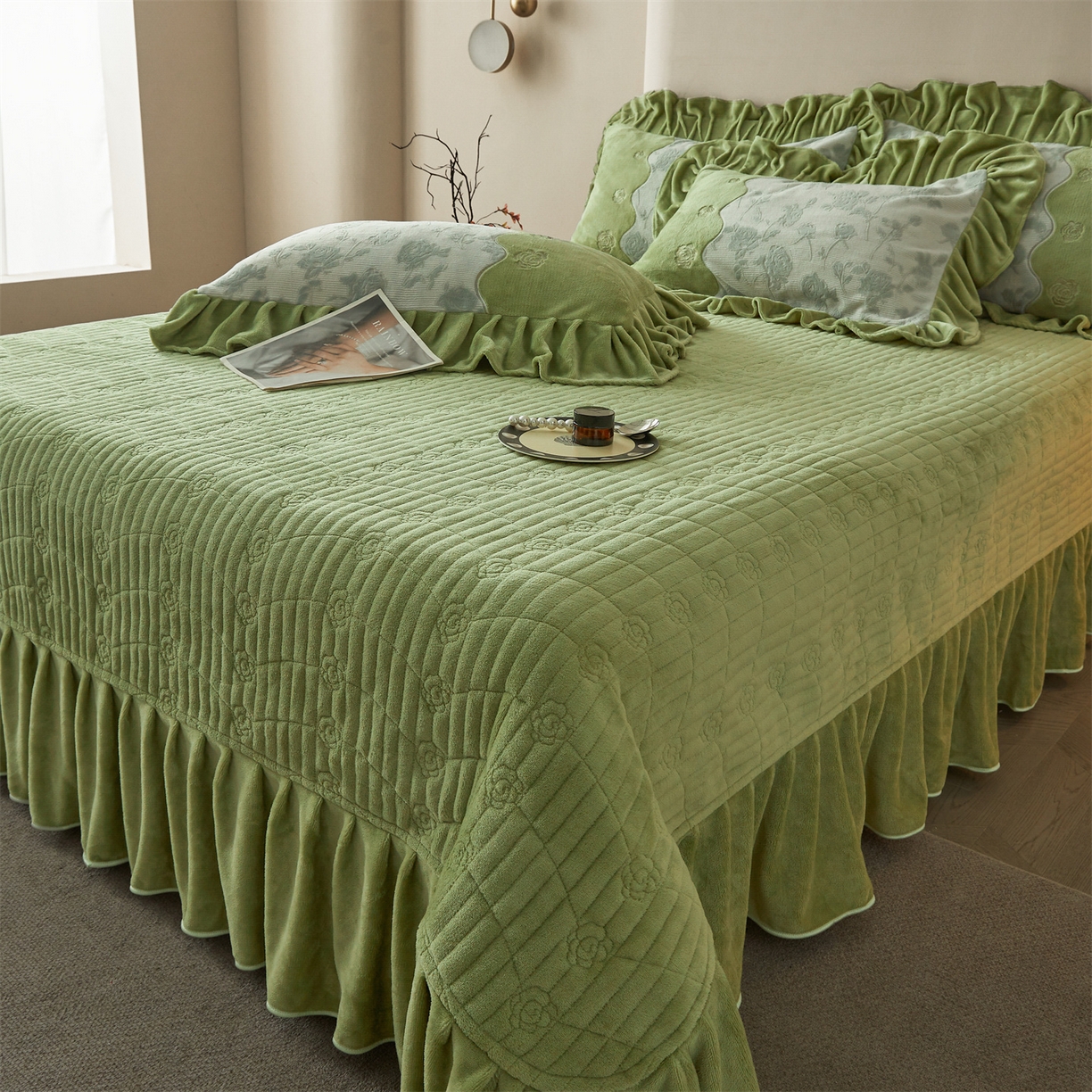 91家纺网 家纺一手货源 找家纺 宜凡家纺 2025新款牛奶绒雕花刺绣床盖四件套 温情玫瑰 绿