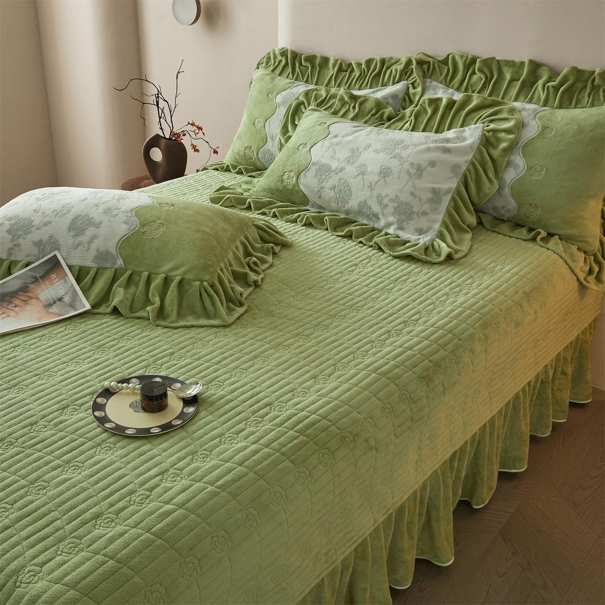 91家纺网 家纺一手货源 找家纺 宜凡家纺 2025新款牛奶绒雕花刺绣床盖四件套 温情玫瑰 绿