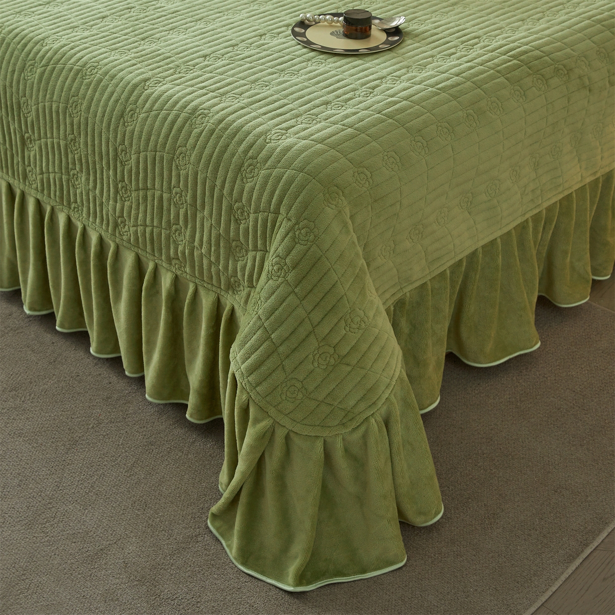 91家纺网 家纺一手货源 找家纺 宜凡家纺 2025新款牛奶绒雕花刺绣床盖四件套 温情玫瑰 绿