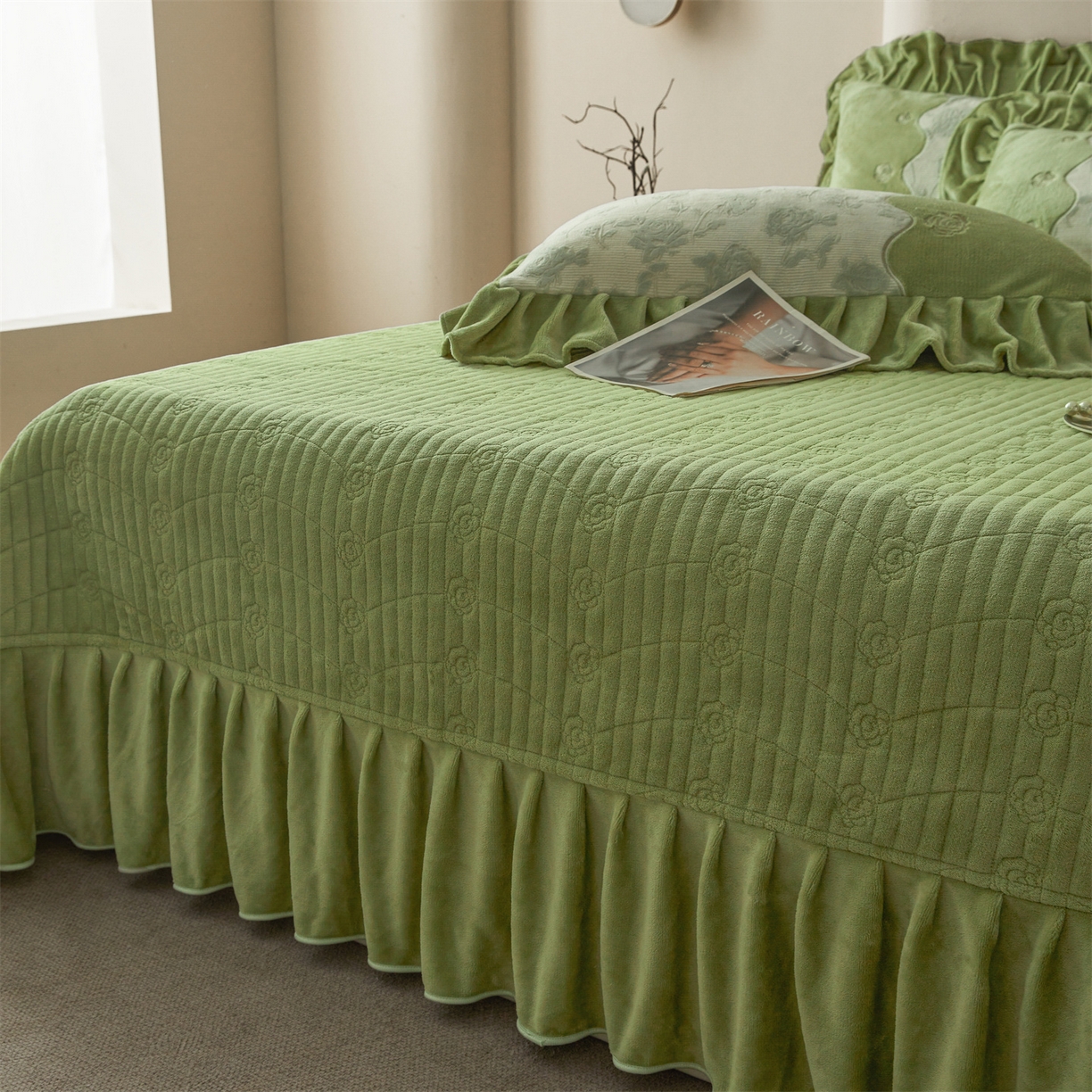 91家纺网 家纺一手货源 找家纺 宜凡家纺 2025新款牛奶绒雕花刺绣床盖四件套 温情玫瑰 绿