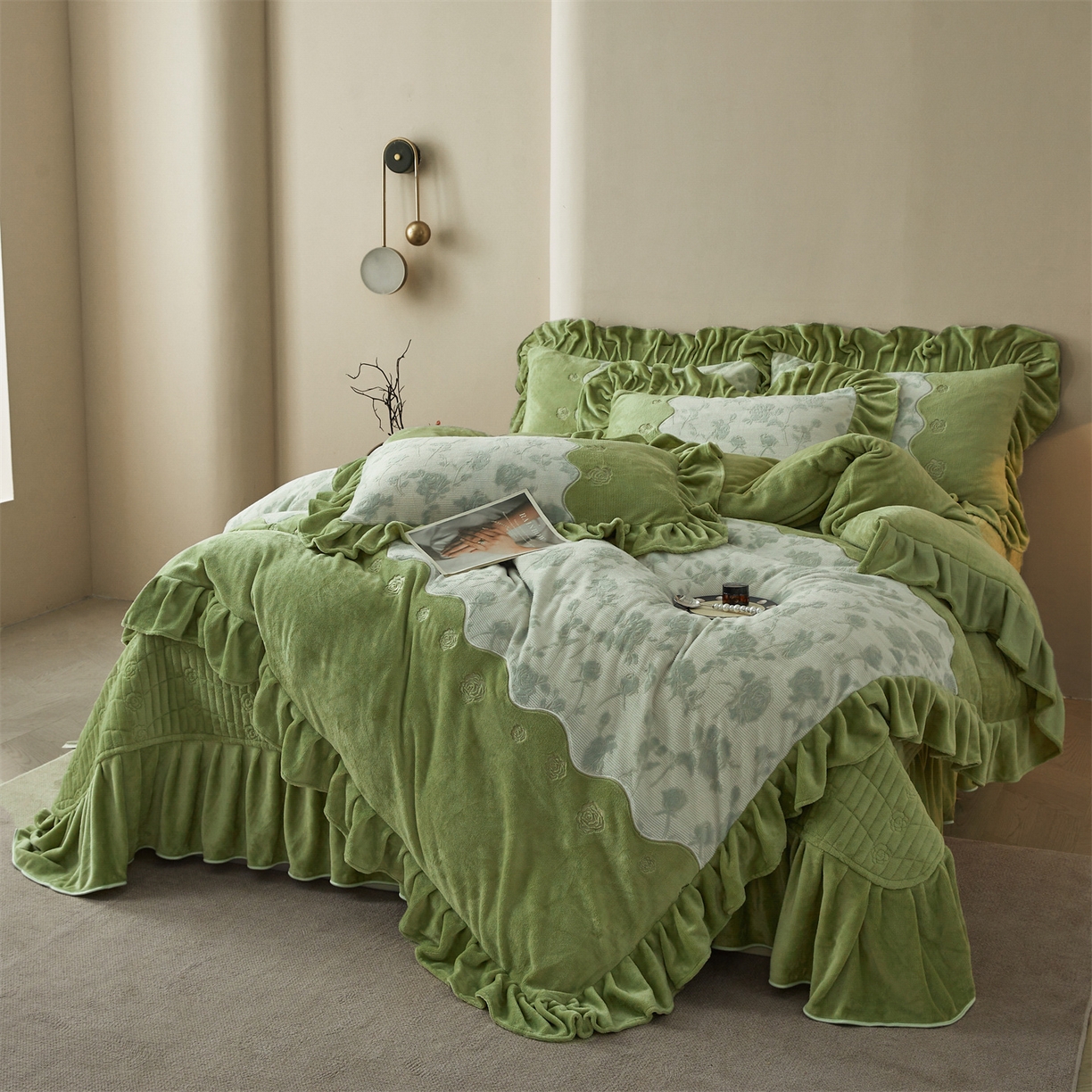 91家纺网 家纺一手货源 找家纺 宜凡家纺 2025新款牛奶绒雕花刺绣床盖四件套 温情玫瑰 绿