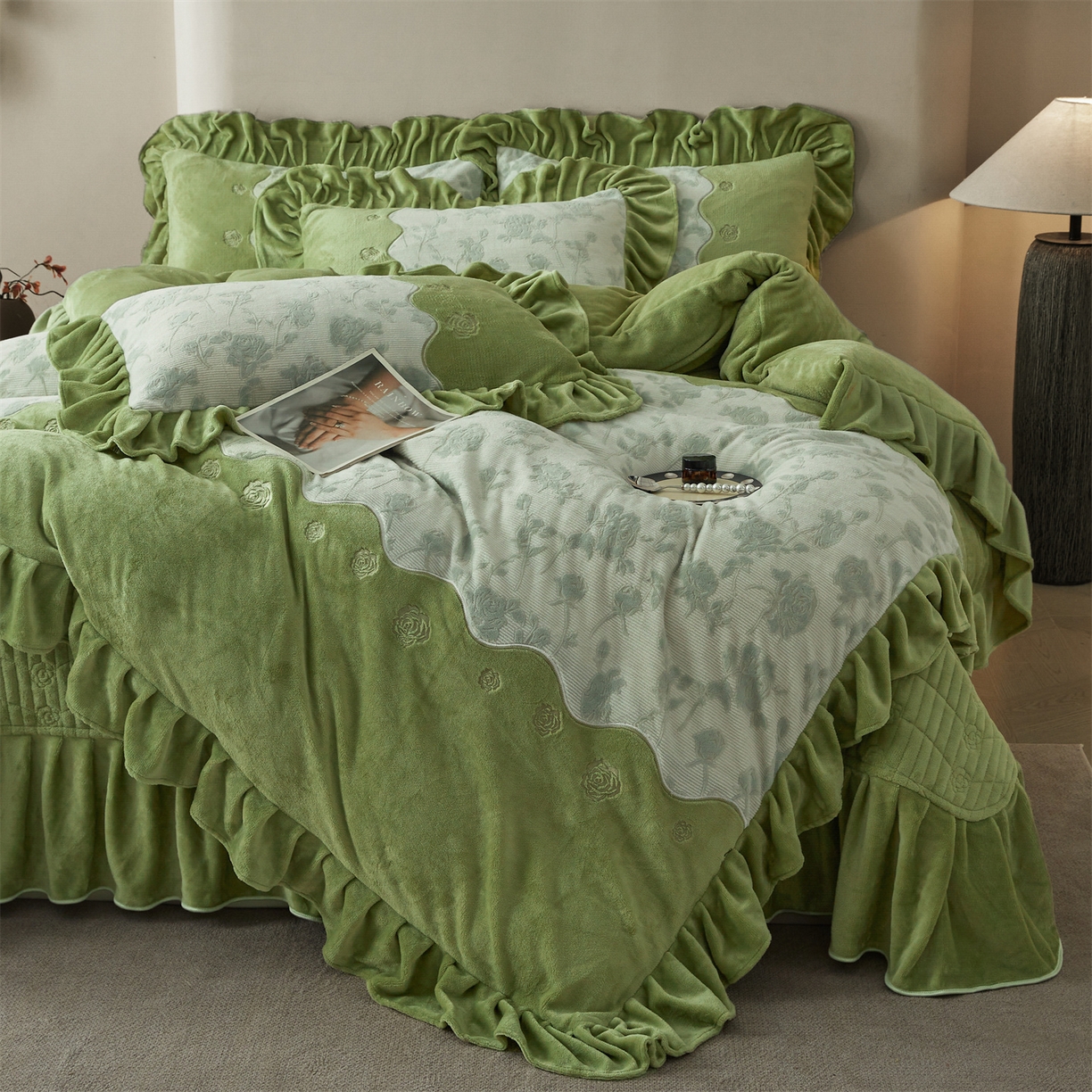 91家纺网 家纺一手货源 找家纺 宜凡家纺 2025新款牛奶绒雕花刺绣床盖四件套 温情玫瑰 绿