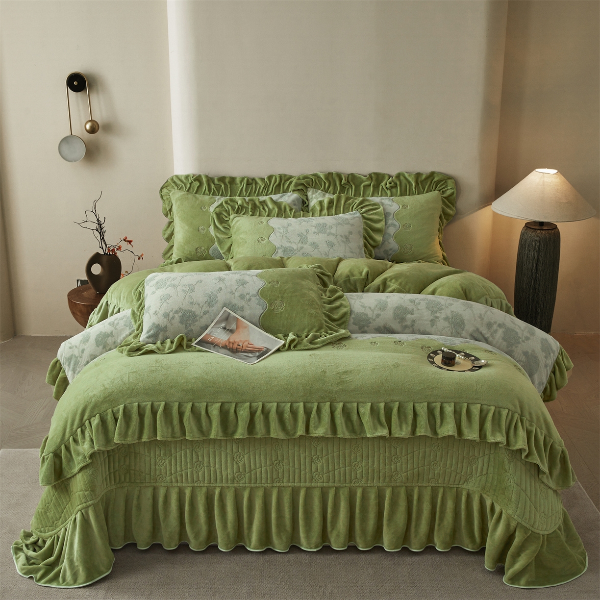 91家纺网 家纺一手货源 找家纺 宜凡家纺 2025新款牛奶绒雕花刺绣床盖四件套 温情玫瑰 绿