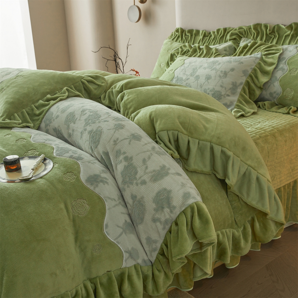 91家纺网 家纺一手货源 找家纺 宜凡家纺 2025新款牛奶绒雕花刺绣床盖四件套 温情玫瑰 绿