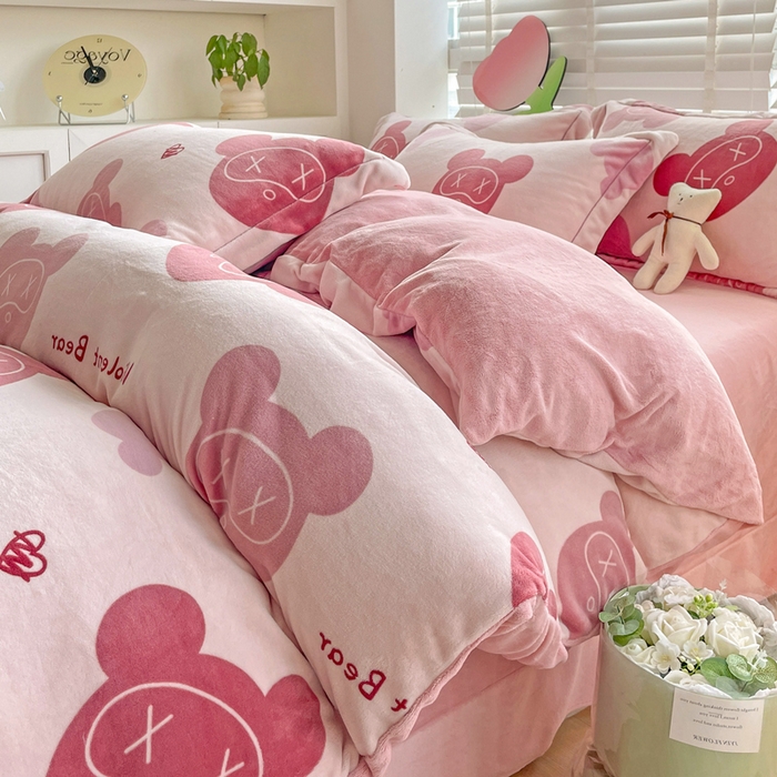 91家纺网 家纺一手货源 找家纺 丽涵家纺 2025秋冬新品230克全工艺消光牛奶绒印花四件套 维奥熊