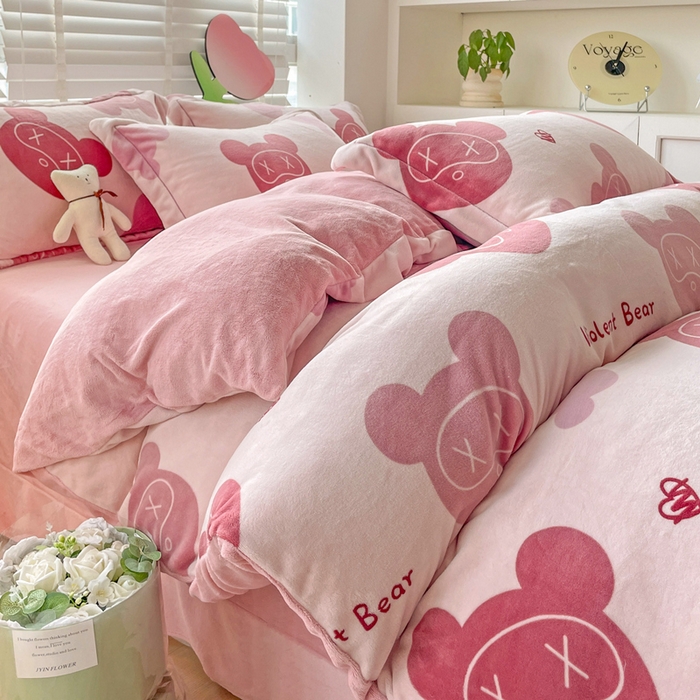 91家纺网 家纺一手货源 找家纺 丽涵家纺 2025秋冬新品230克全工艺消光牛奶绒印花四件套 维奥熊