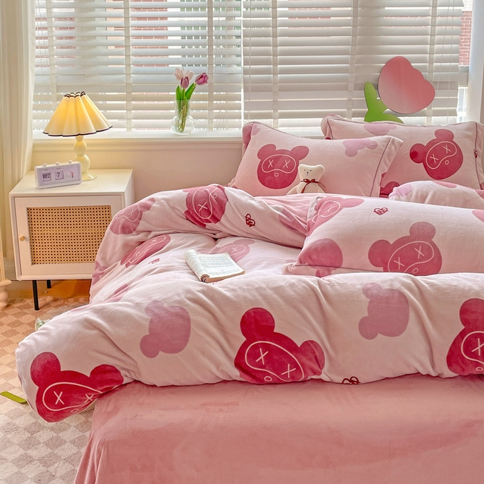 91家纺网 家纺一手货源 找家纺 丽涵家纺 2025秋冬新品230克全工艺消光牛奶绒印花四件套 维奥熊