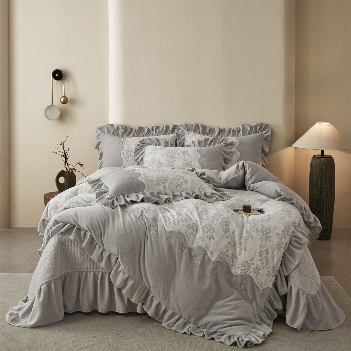 宜凡家纺 2025新款牛奶绒雕花刺绣床盖四件套 倚梅傲雪 灰