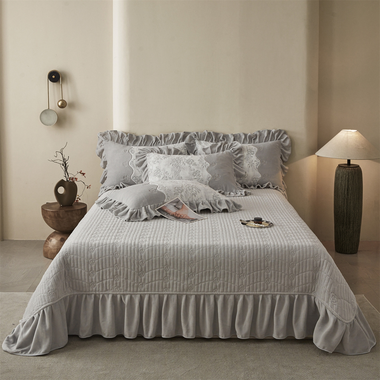 91家纺网 家纺一手货源 找家纺 宜凡家纺 2025新款牛奶绒雕花刺绣床盖四件套 倚梅傲雪 灰