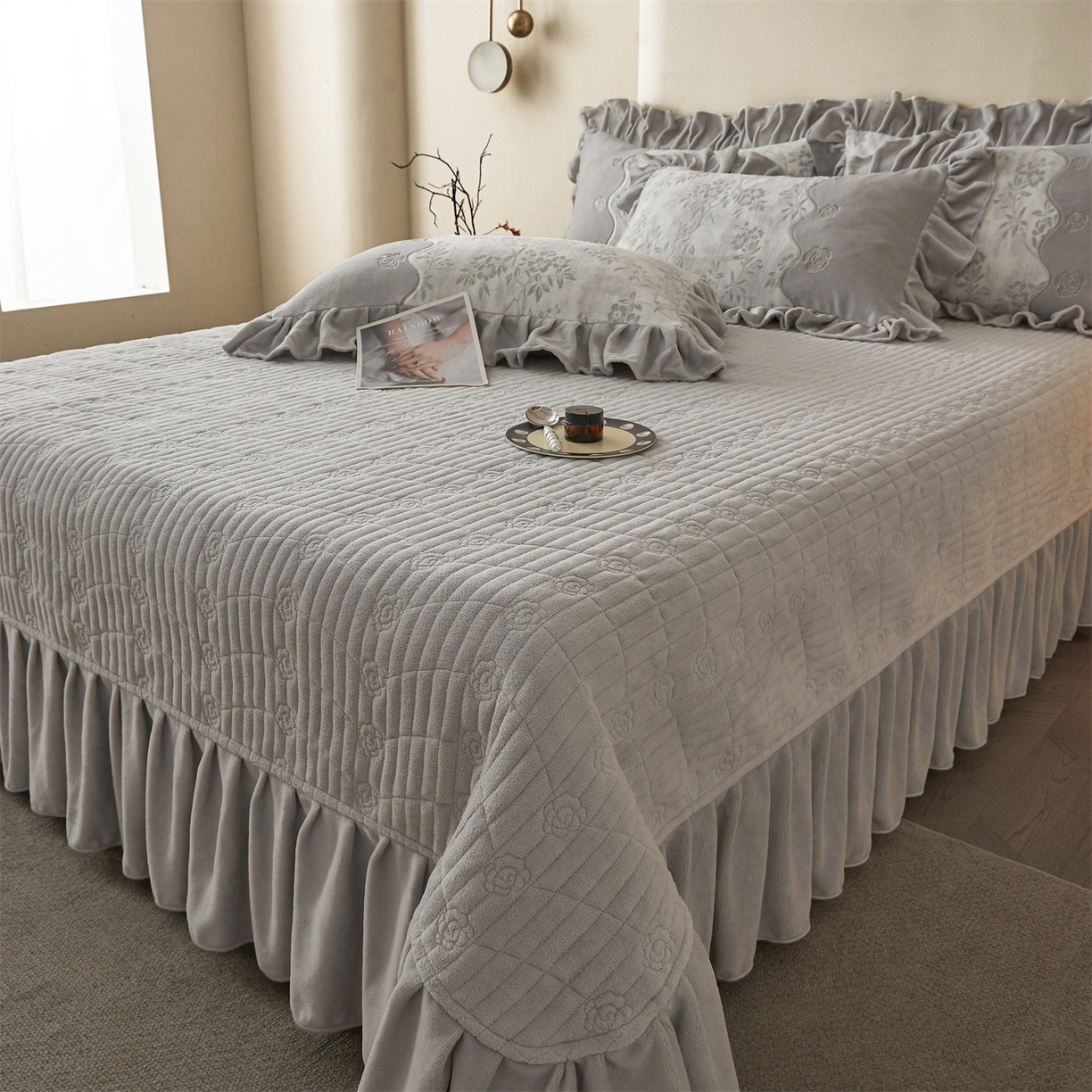 91家纺网 家纺一手货源 找家纺 宜凡家纺 2025新款牛奶绒雕花刺绣床盖四件套 倚梅傲雪 灰