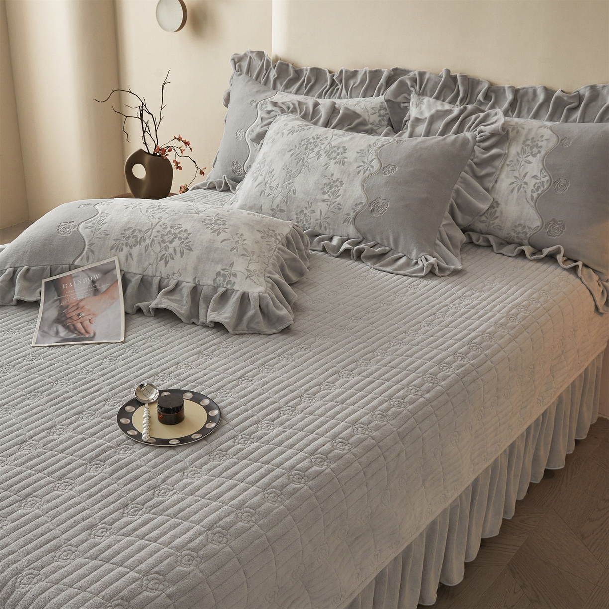 91家纺网 家纺一手货源 找家纺 宜凡家纺 2025新款牛奶绒雕花刺绣床盖四件套 倚梅傲雪 灰