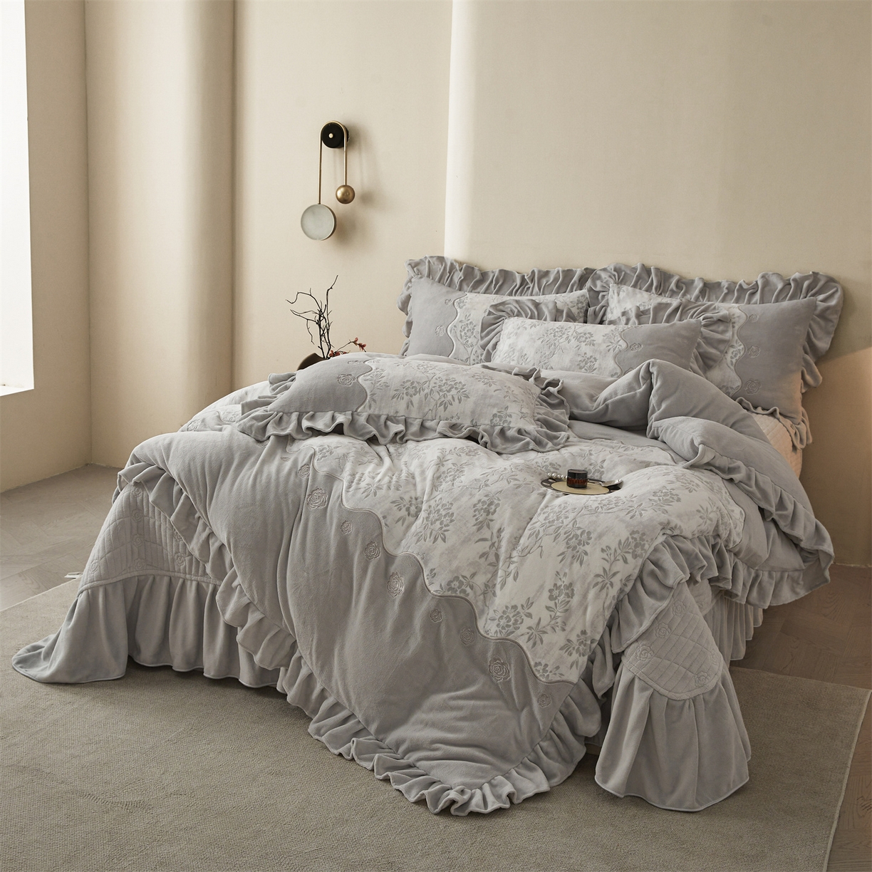 91家纺网 家纺一手货源 找家纺 宜凡家纺 2025新款牛奶绒雕花刺绣床盖四件套 倚梅傲雪 灰