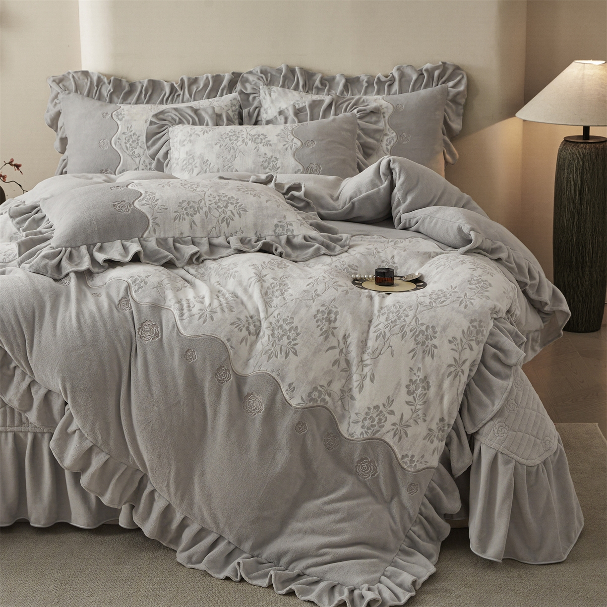 91家纺网 家纺一手货源 找家纺 宜凡家纺 2025新款牛奶绒雕花刺绣床盖四件套 倚梅傲雪 灰