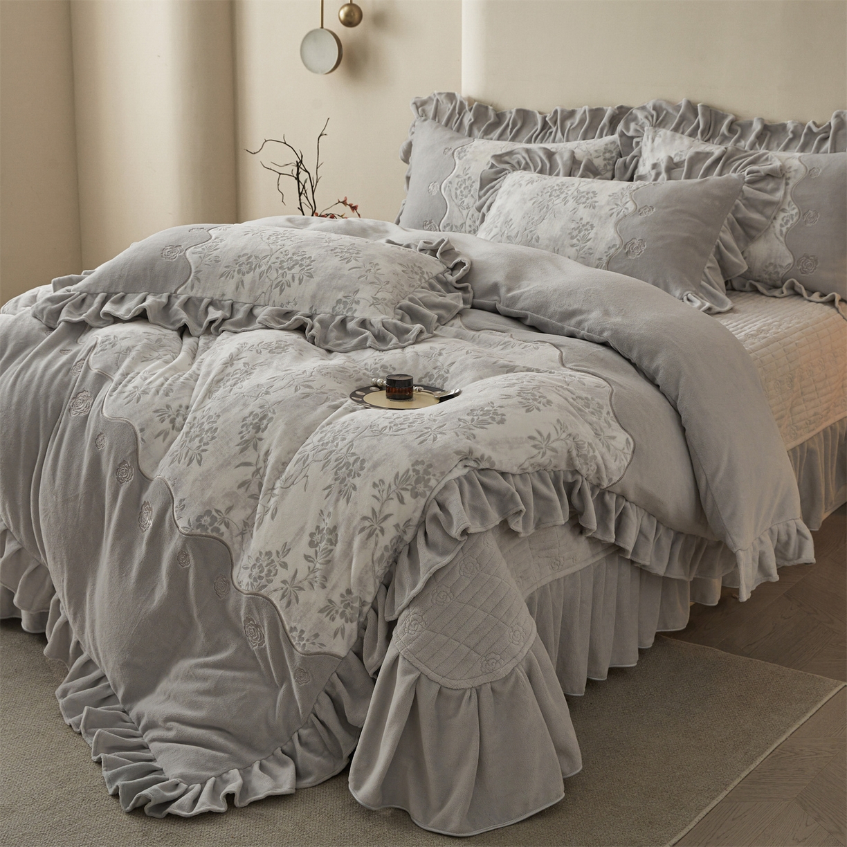 91家纺网 家纺一手货源 找家纺 宜凡家纺 2025新款牛奶绒雕花刺绣床盖四件套 倚梅傲雪 灰