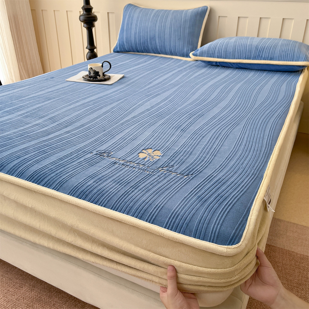 91家纺网 家纺一手货源 找家纺 （总）笙意家纺 2025新款A类加厚牛奶绒烂花复合床笠