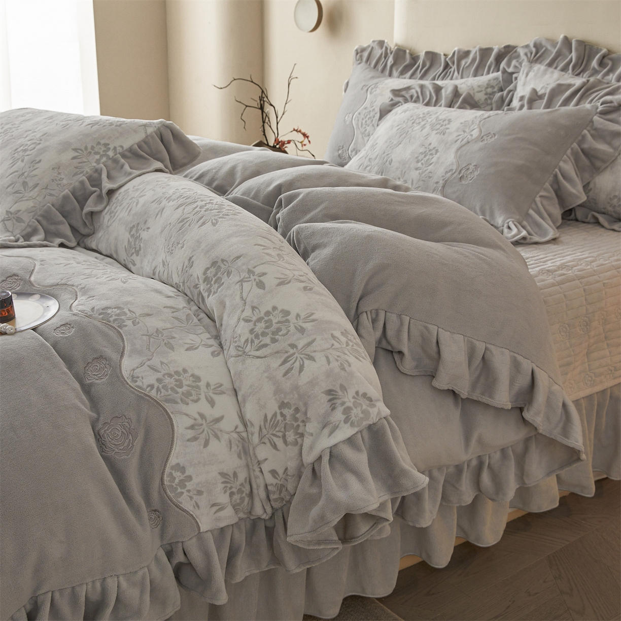 91家纺网 家纺一手货源 找家纺 宜凡家纺 2025新款牛奶绒雕花刺绣床盖四件套 倚梅傲雪 灰