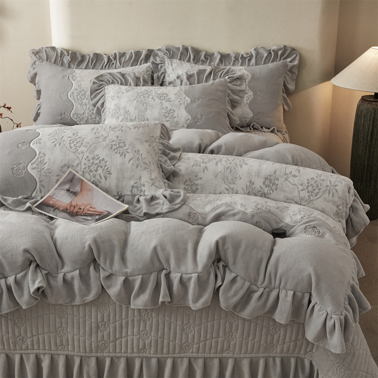 91家纺网 家纺一手货源 找家纺 宜凡家纺 2025新款牛奶绒雕花刺绣床盖四件套 倚梅傲雪 灰