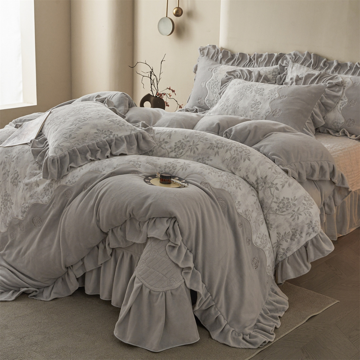 91家纺网 家纺一手货源 找家纺 宜凡家纺 2025新款牛奶绒雕花刺绣床盖四件套 倚梅傲雪 灰