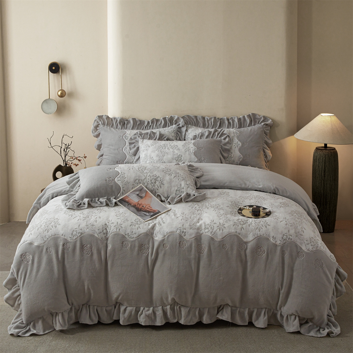 91家纺网 家纺一手货源 找家纺 宜凡家纺 2025新款牛奶绒雕花刺绣床盖四件套 倚梅傲雪 灰