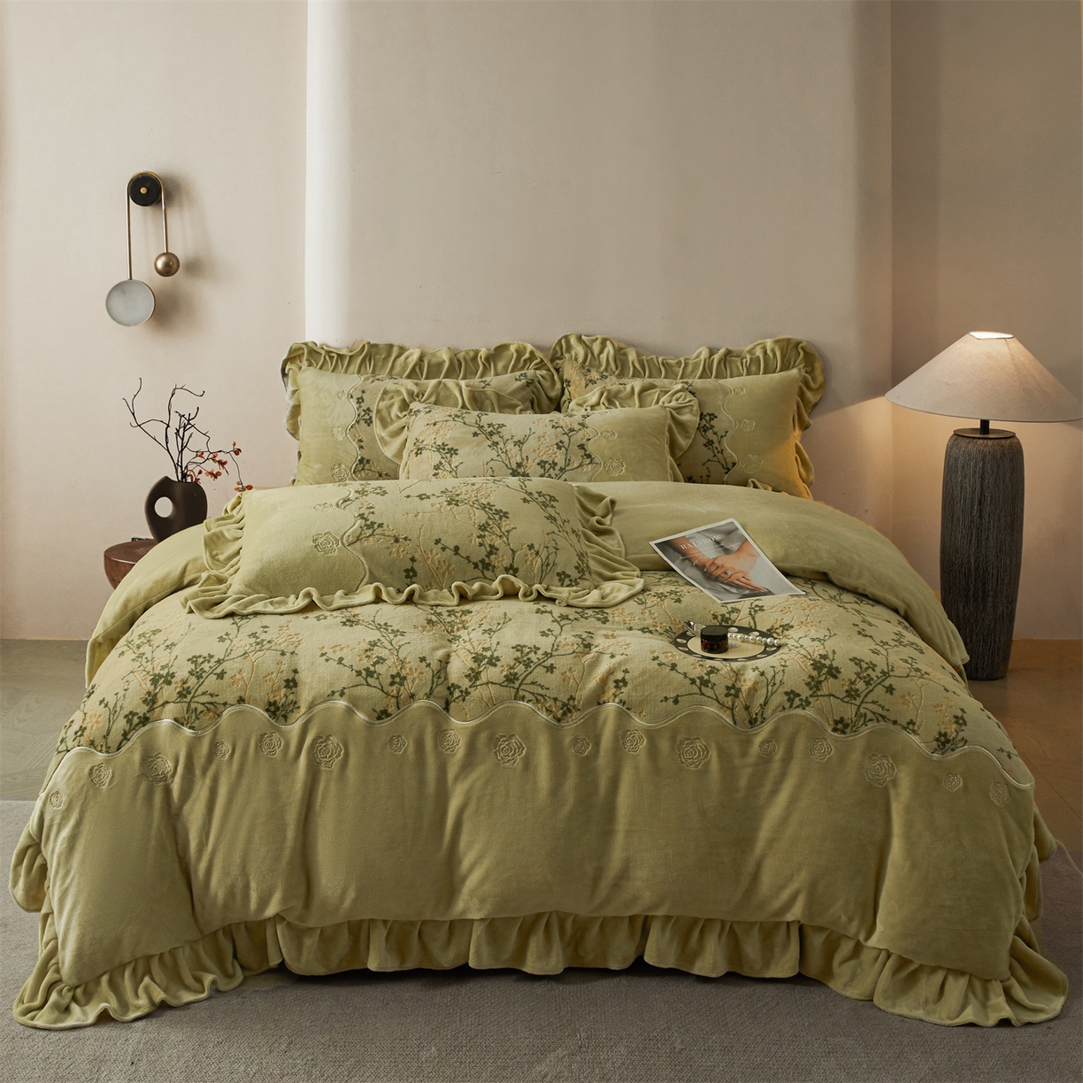 91家纺网 家纺一手货源 找家纺 宜凡家纺 2025新款牛奶绒雕花刺绣床盖四件套 倚梅傲雪 墨绿