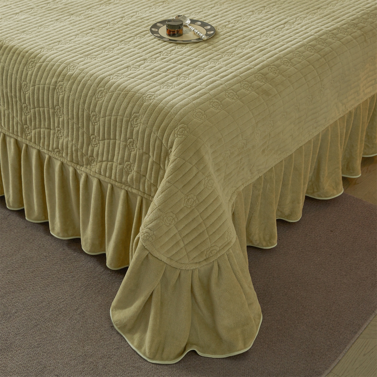 91家纺网 家纺一手货源 找家纺 宜凡家纺 2025新款牛奶绒雕花刺绣床盖四件套 倚梅傲雪 墨绿