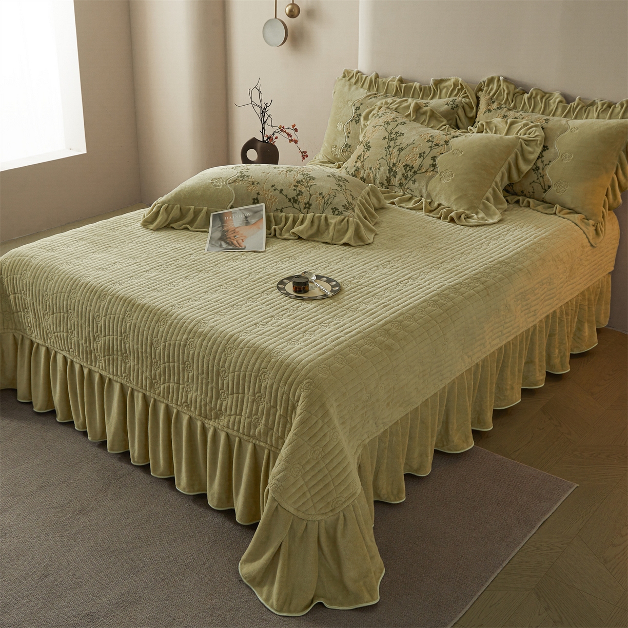 91家纺网 家纺一手货源 找家纺 宜凡家纺 2025新款牛奶绒雕花刺绣床盖四件套 倚梅傲雪 墨绿