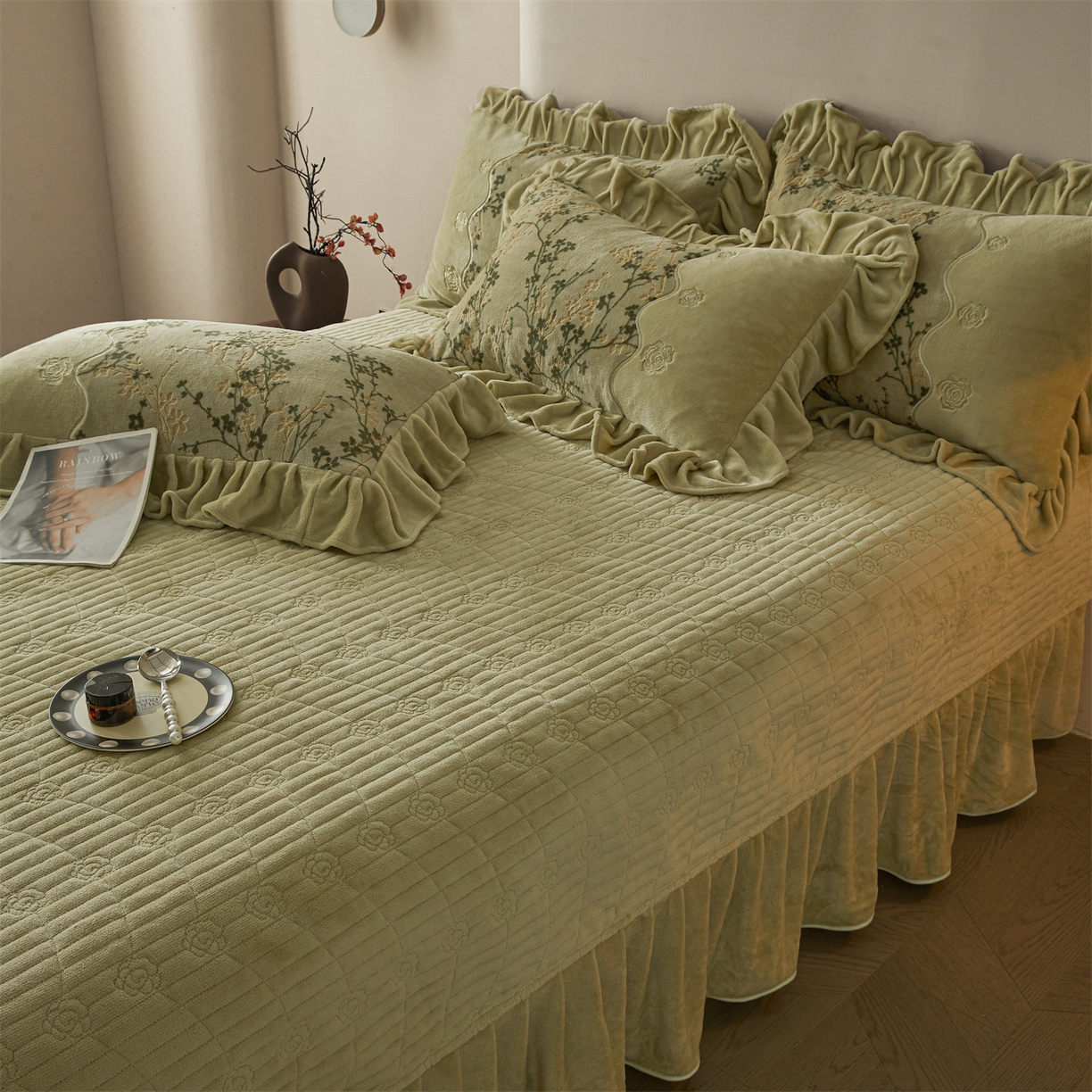 91家纺网 家纺一手货源 找家纺 宜凡家纺 2025新款牛奶绒雕花刺绣床盖四件套 倚梅傲雪 墨绿