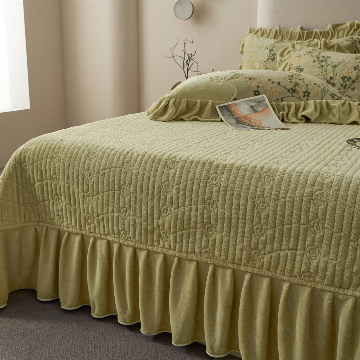 91家纺网 家纺一手货源 找家纺 宜凡家纺 2025新款牛奶绒雕花刺绣床盖四件套 倚梅傲雪 墨绿