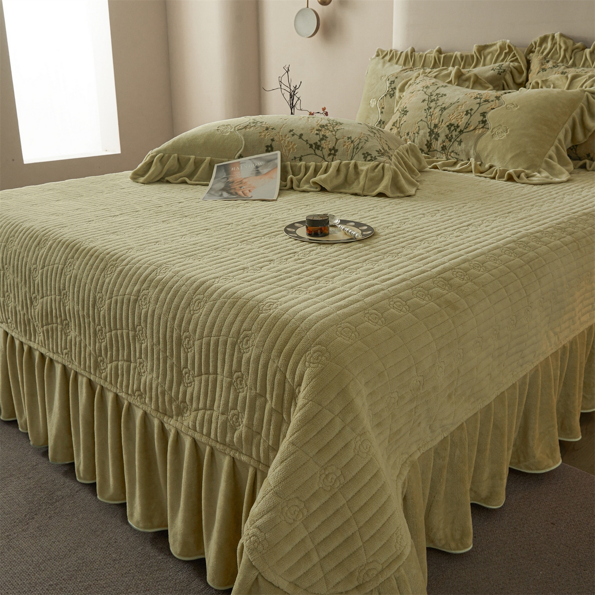 91家纺网 家纺一手货源 找家纺 宜凡家纺 2025新款牛奶绒雕花刺绣床盖四件套 倚梅傲雪 墨绿