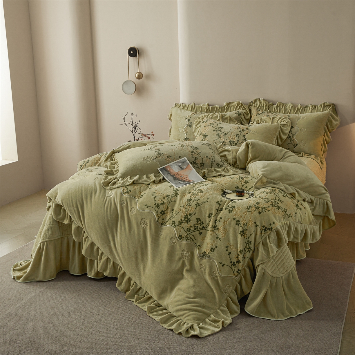 91家纺网 家纺一手货源 找家纺 宜凡家纺 2025新款牛奶绒雕花刺绣床盖四件套 倚梅傲雪 墨绿