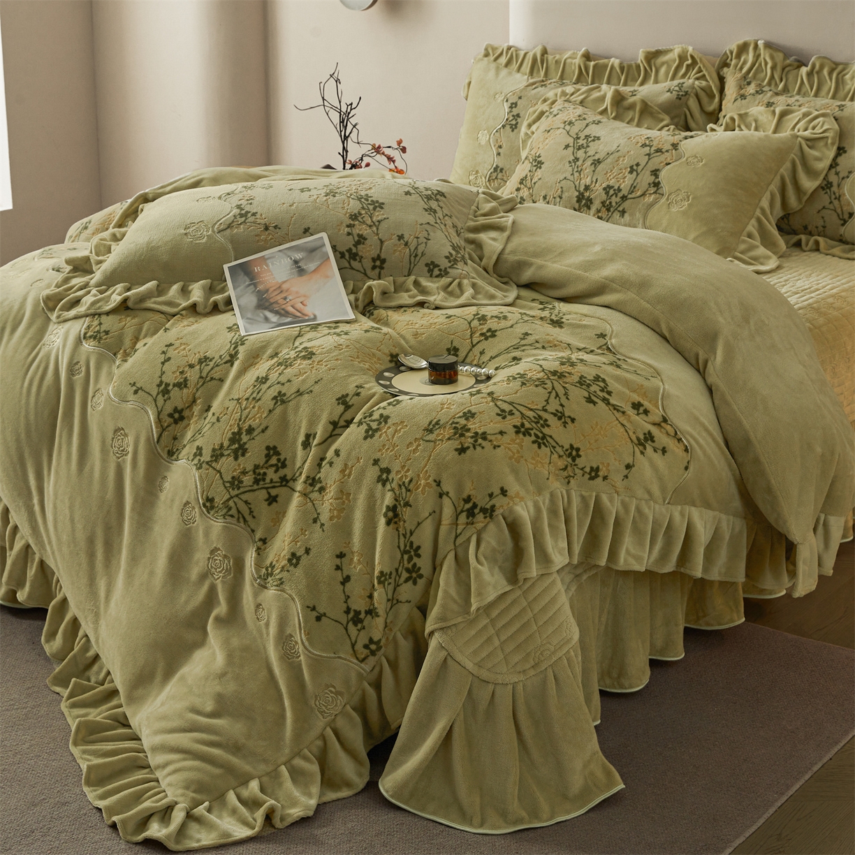 91家纺网 家纺一手货源 找家纺 宜凡家纺 2025新款牛奶绒雕花刺绣床盖四件套 倚梅傲雪 墨绿