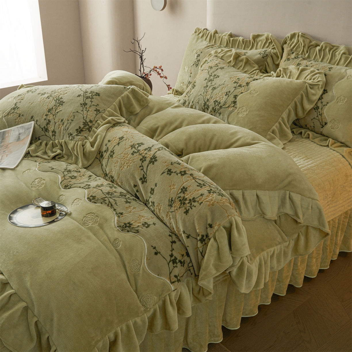 91家纺网 家纺一手货源 找家纺 宜凡家纺 2025新款牛奶绒雕花刺绣床盖四件套 倚梅傲雪 墨绿