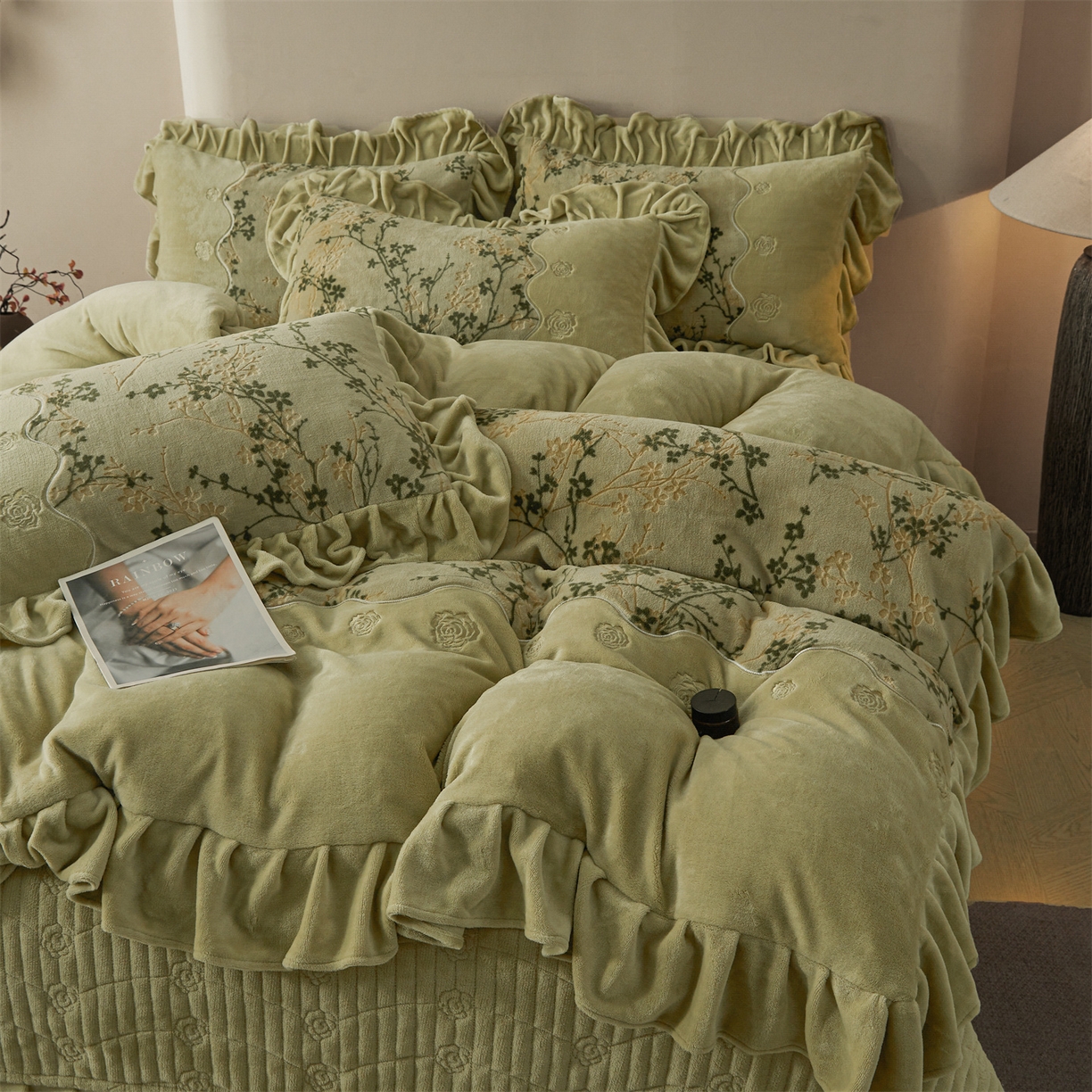 91家纺网 家纺一手货源 找家纺 宜凡家纺 2025新款牛奶绒雕花刺绣床盖四件套 倚梅傲雪 墨绿