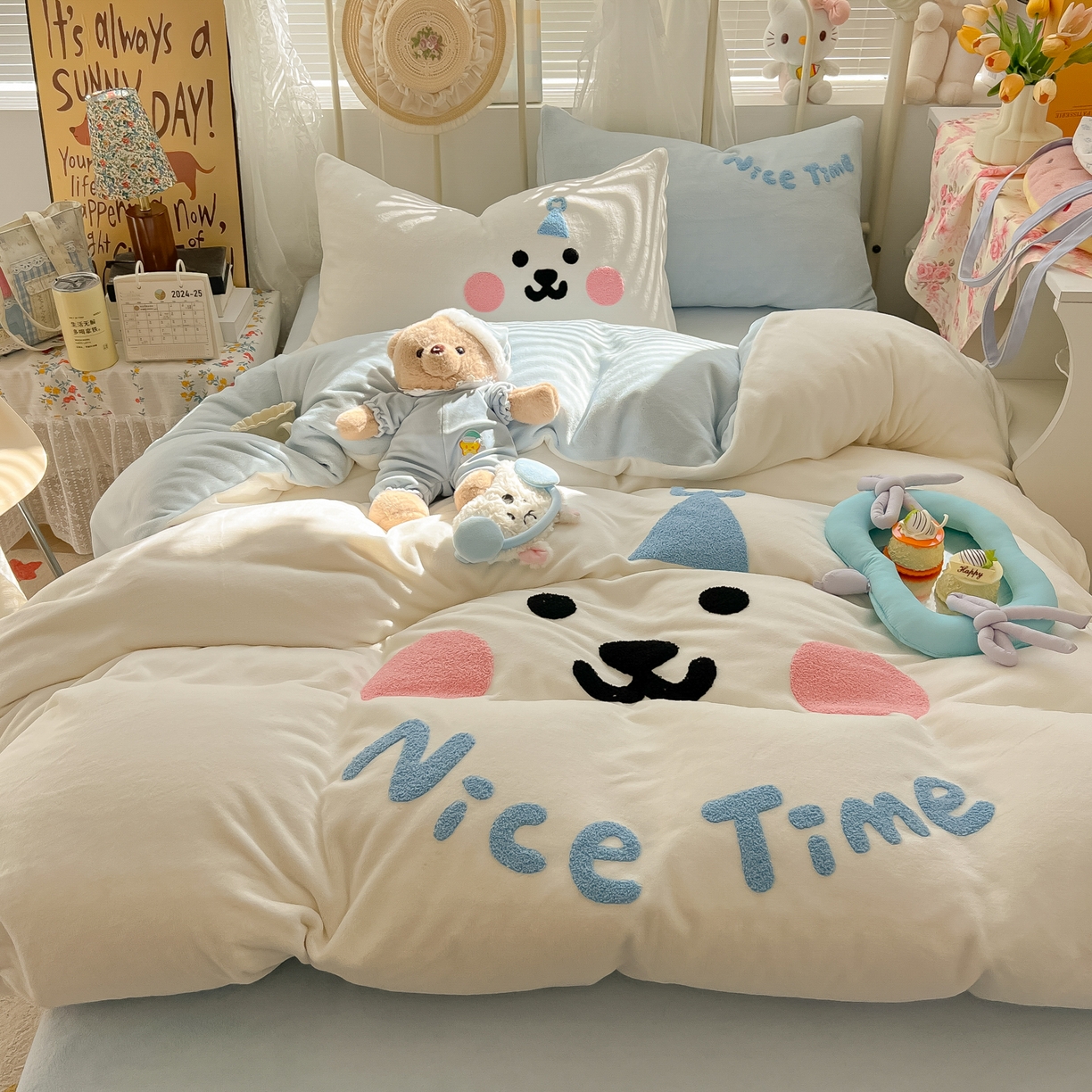 91家纺网 家纺一手货源 找家纺 韩都家居 2025新款高克重萌系牛奶绒毛巾绣四件套 欢乐仔仔