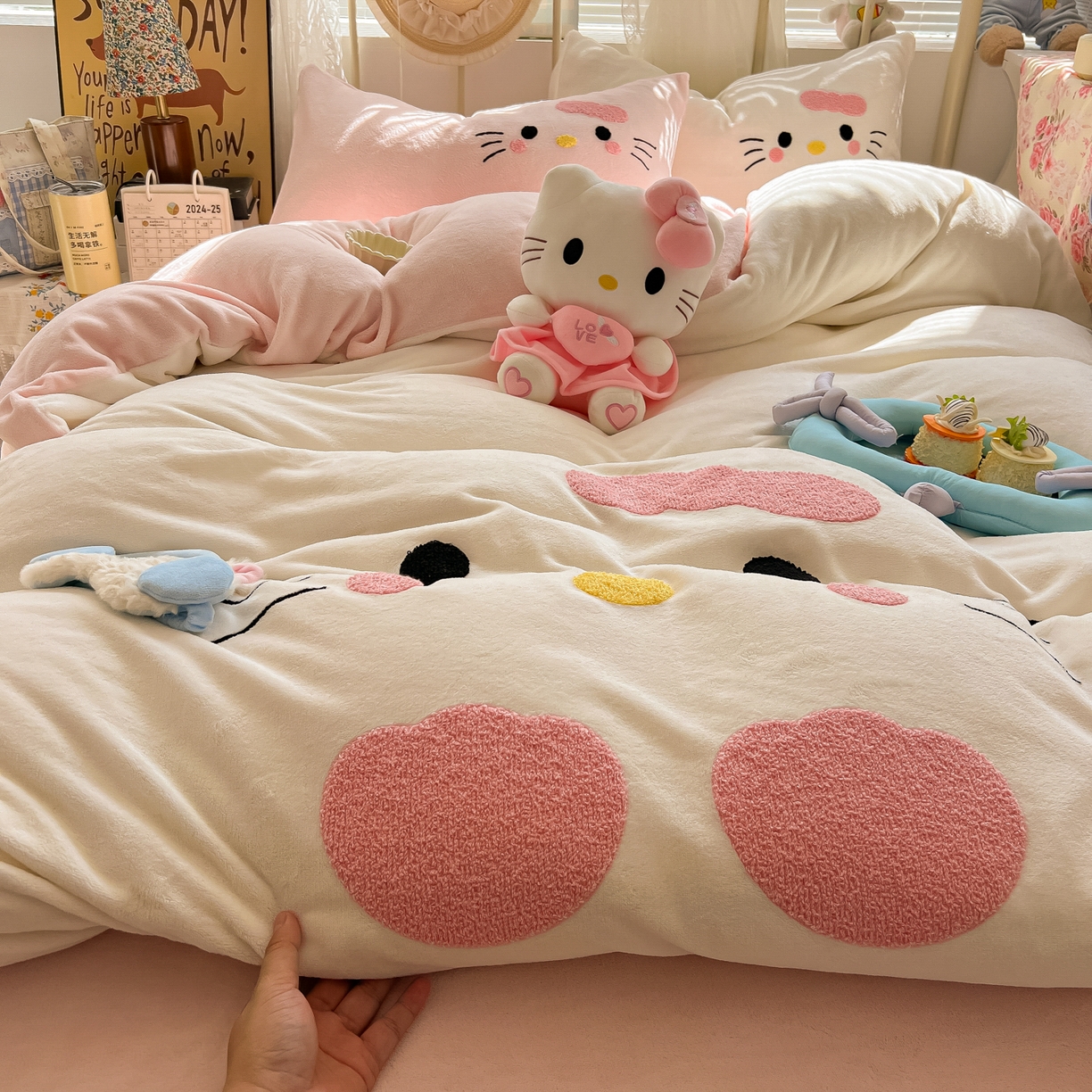 91家纺网 家纺一手货源 找家纺 韩都家居 2025新款高克重萌系牛奶绒毛巾绣四件套 可爱猫咪