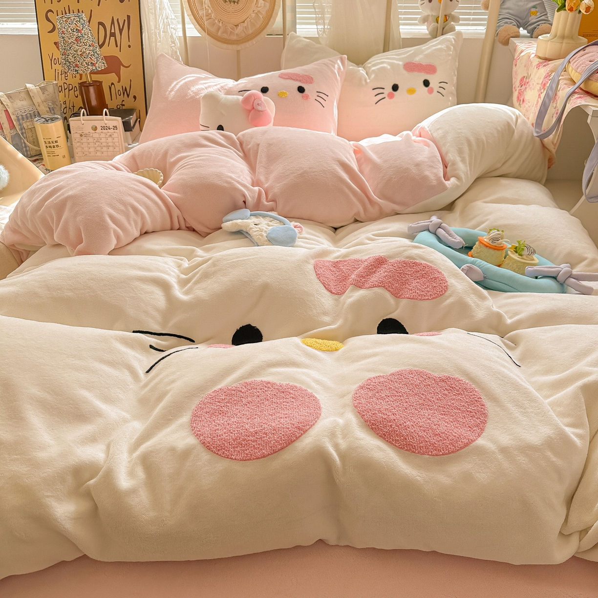 91家纺网 家纺一手货源 找家纺 韩都家居 2025新款高克重萌系牛奶绒毛巾绣四件套 可爱猫咪