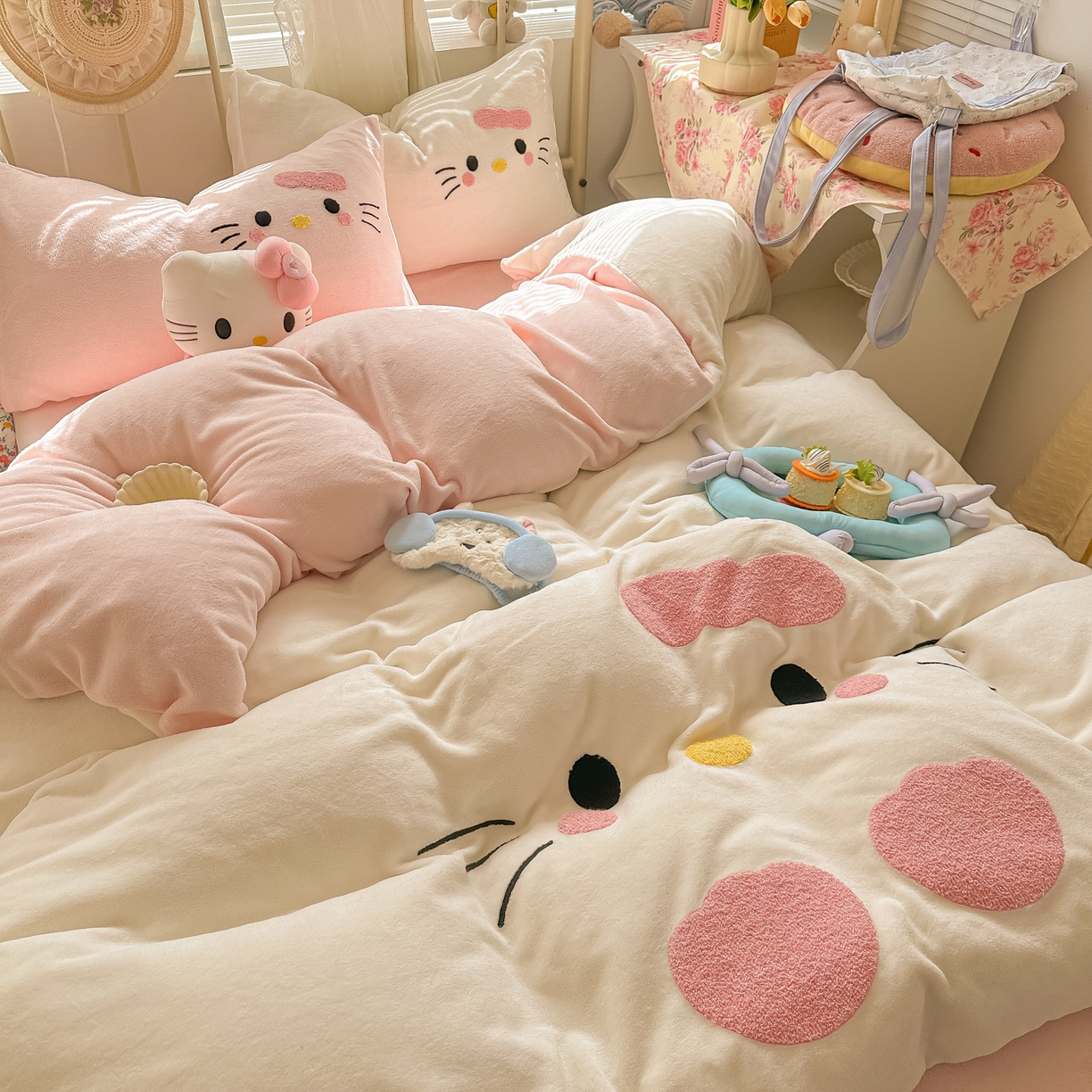 91家纺网 家纺一手货源 找家纺 韩都家居 2025新款高克重萌系牛奶绒毛巾绣四件套 可爱猫咪