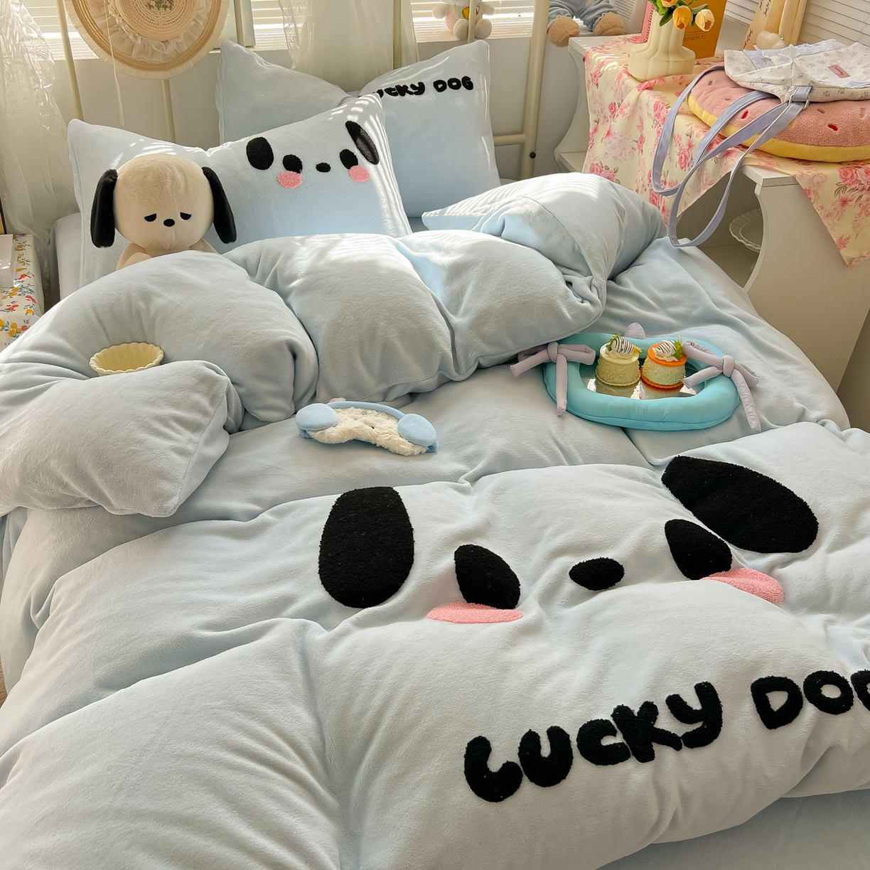 91家纺网 家纺一手货源 找家纺 韩都家居 2025新款高克重萌系牛奶绒毛巾绣四件套 帕帕狗