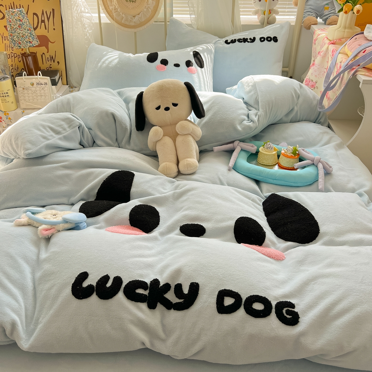 91家纺网 家纺一手货源 找家纺 韩都家居 2025新款高克重萌系牛奶绒毛巾绣四件套 帕帕狗