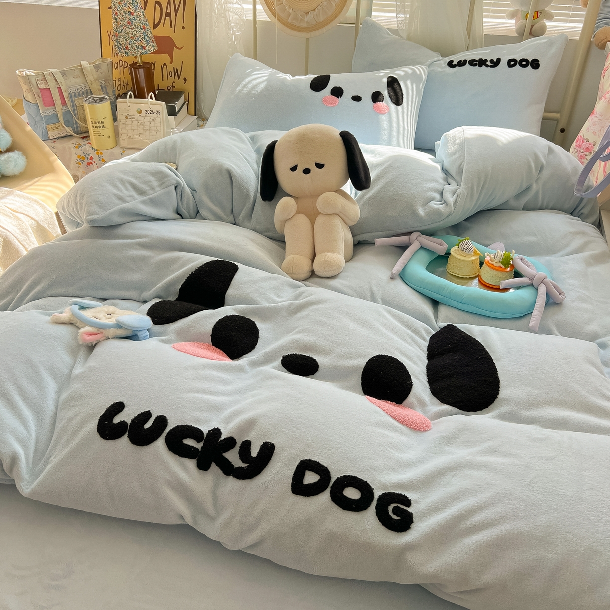 91家纺网 家纺一手货源 找家纺 韩都家居 2025新款高克重萌系牛奶绒毛巾绣四件套 帕帕狗