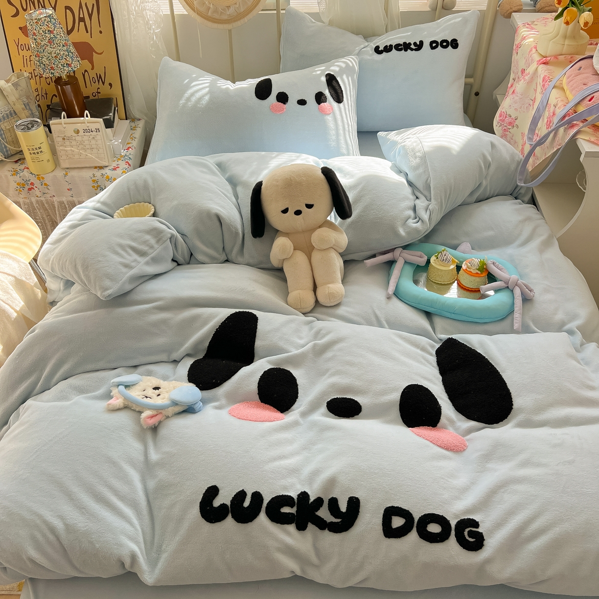 91家纺网 家纺一手货源 找家纺 韩都家居 2025新款高克重萌系牛奶绒毛巾绣四件套 帕帕狗