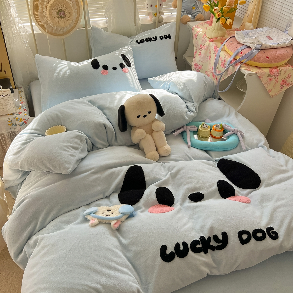 91家纺网 家纺一手货源 找家纺 韩都家居 2025新款高克重萌系牛奶绒毛巾绣四件套 帕帕狗