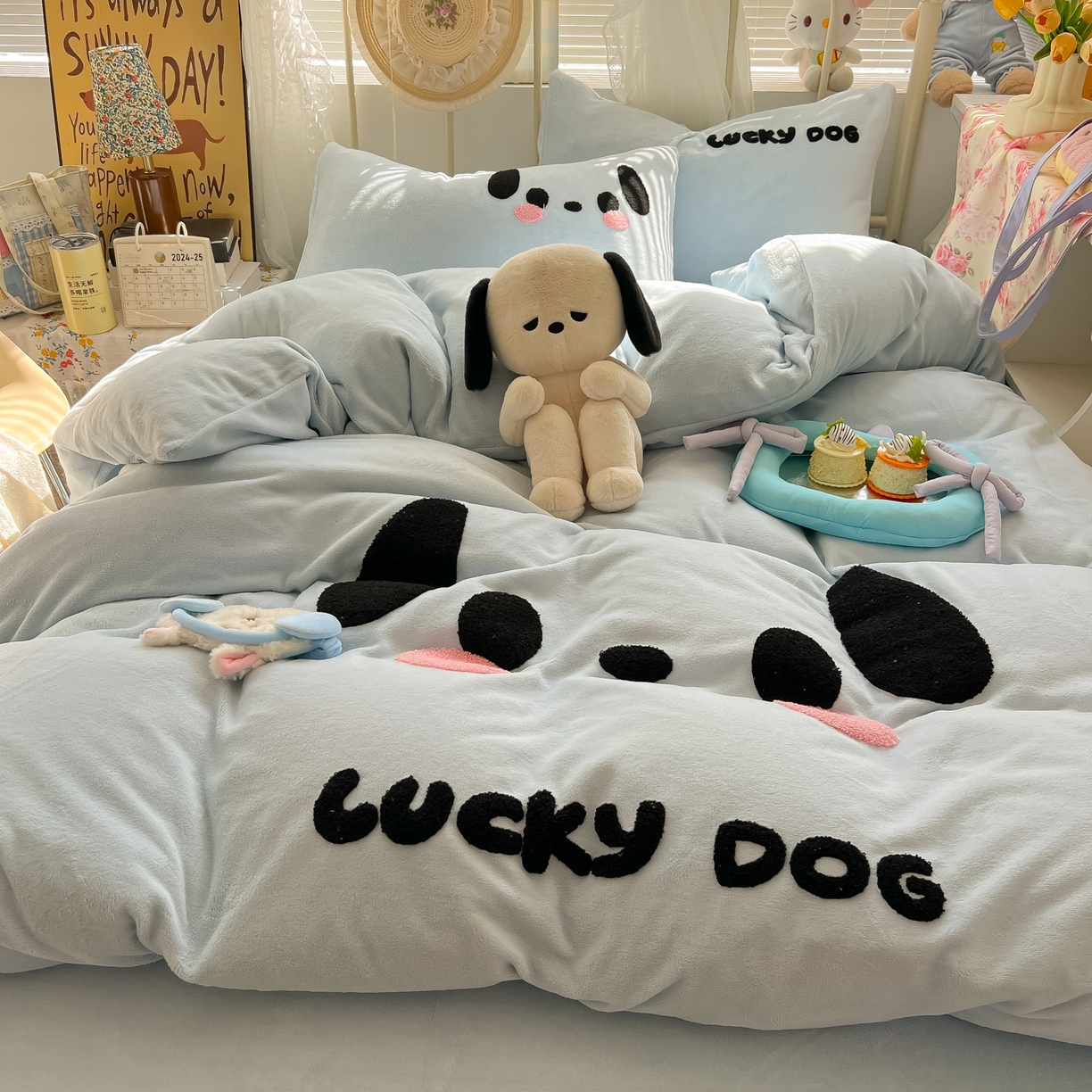 91家纺网 家纺一手货源 找家纺 韩都家居 2025新款高克重萌系牛奶绒毛巾绣四件套 帕帕狗