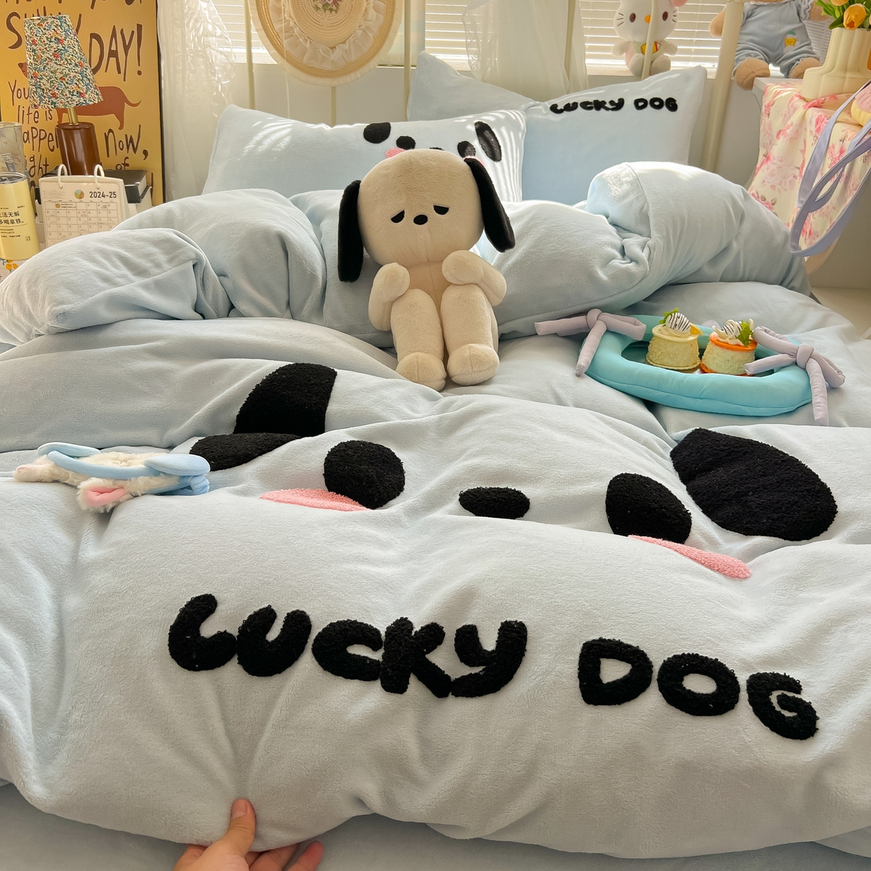 91家纺网 家纺一手货源 找家纺 韩都家居 2025新款高克重萌系牛奶绒毛巾绣四件套 帕帕狗