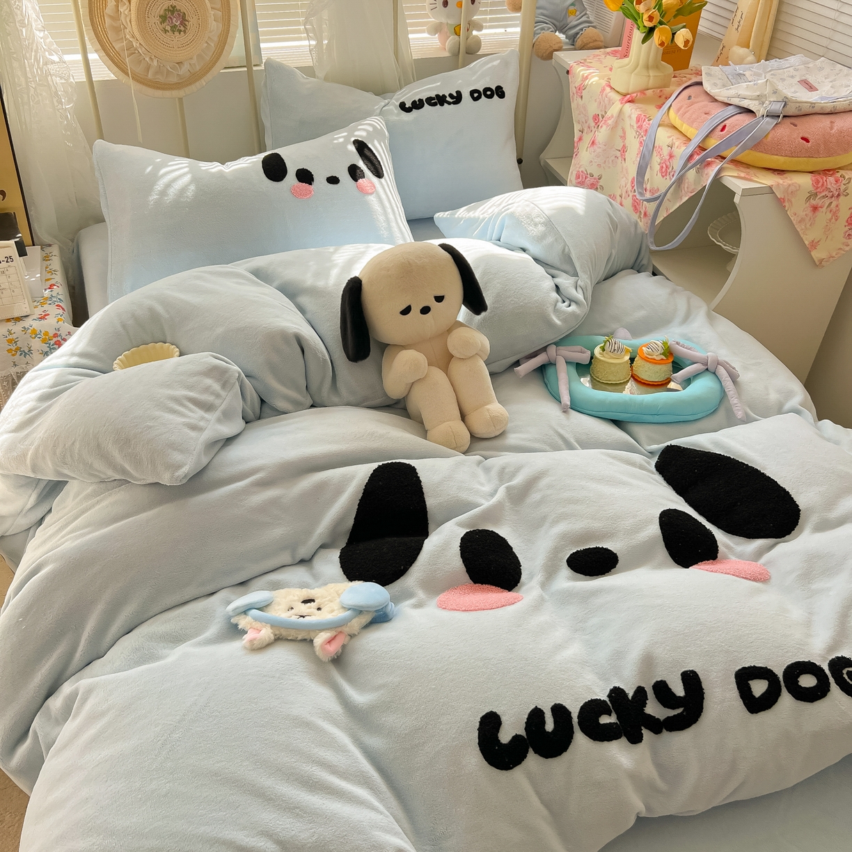 91家纺网 家纺一手货源 找家纺 韩都家居 2025新款高克重萌系牛奶绒毛巾绣四件套 帕帕狗