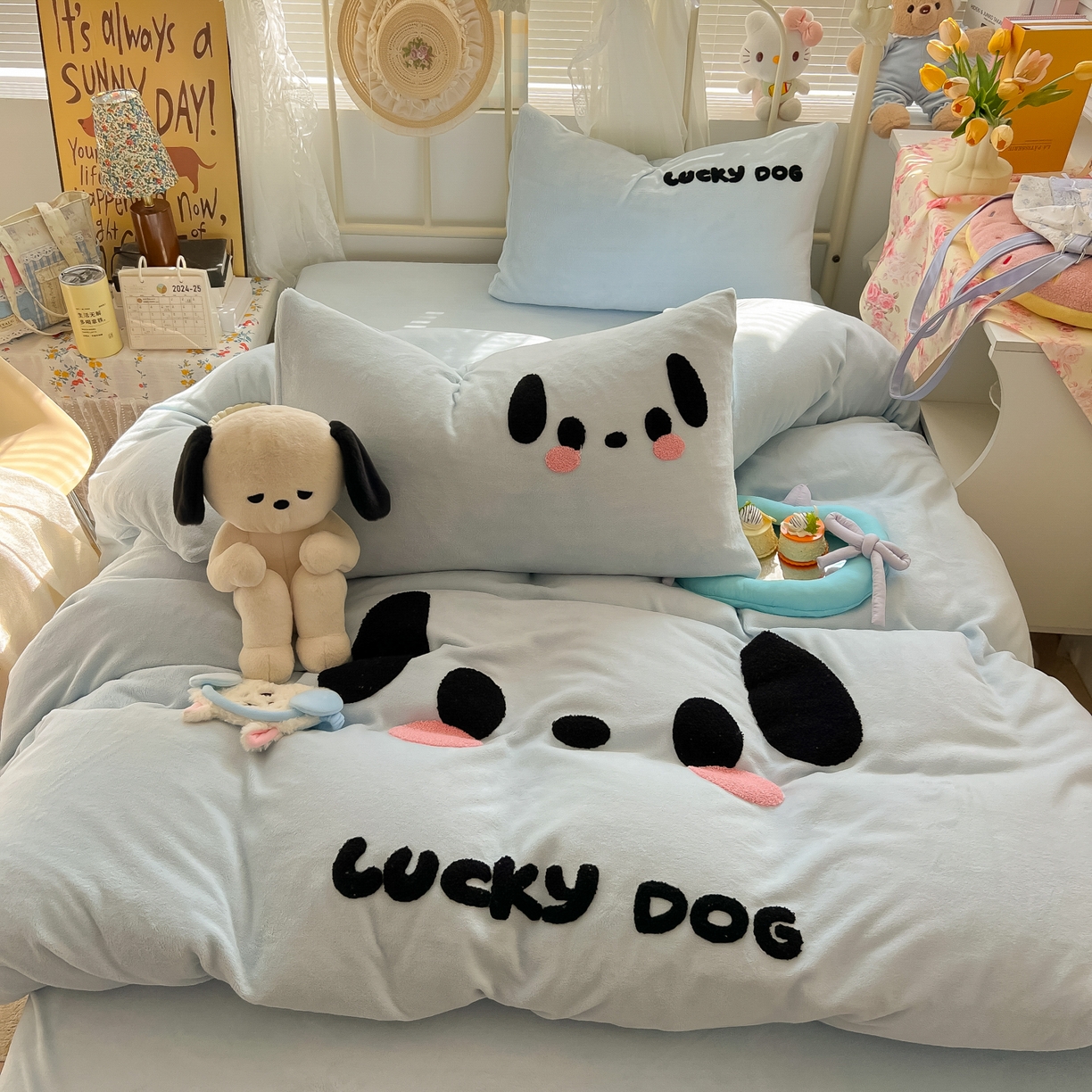 91家纺网 家纺一手货源 找家纺 韩都家居 2025新款高克重萌系牛奶绒毛巾绣四件套 帕帕狗