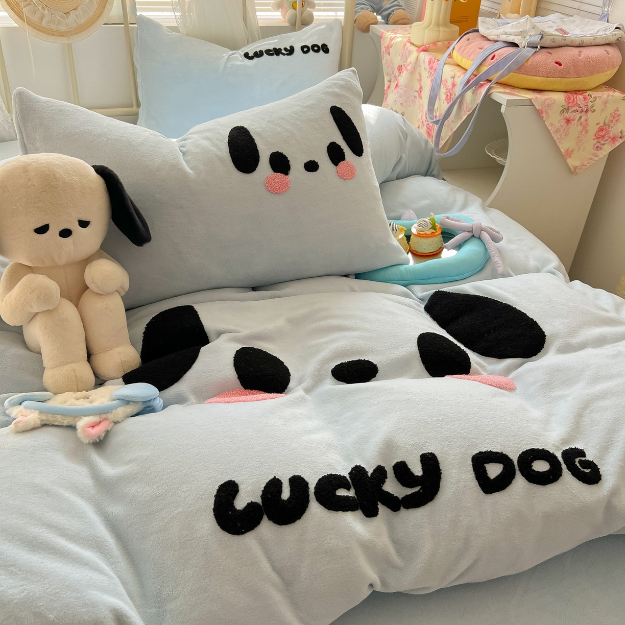 91家纺网 家纺一手货源 找家纺 韩都家居 2025新款高克重萌系牛奶绒毛巾绣四件套 帕帕狗