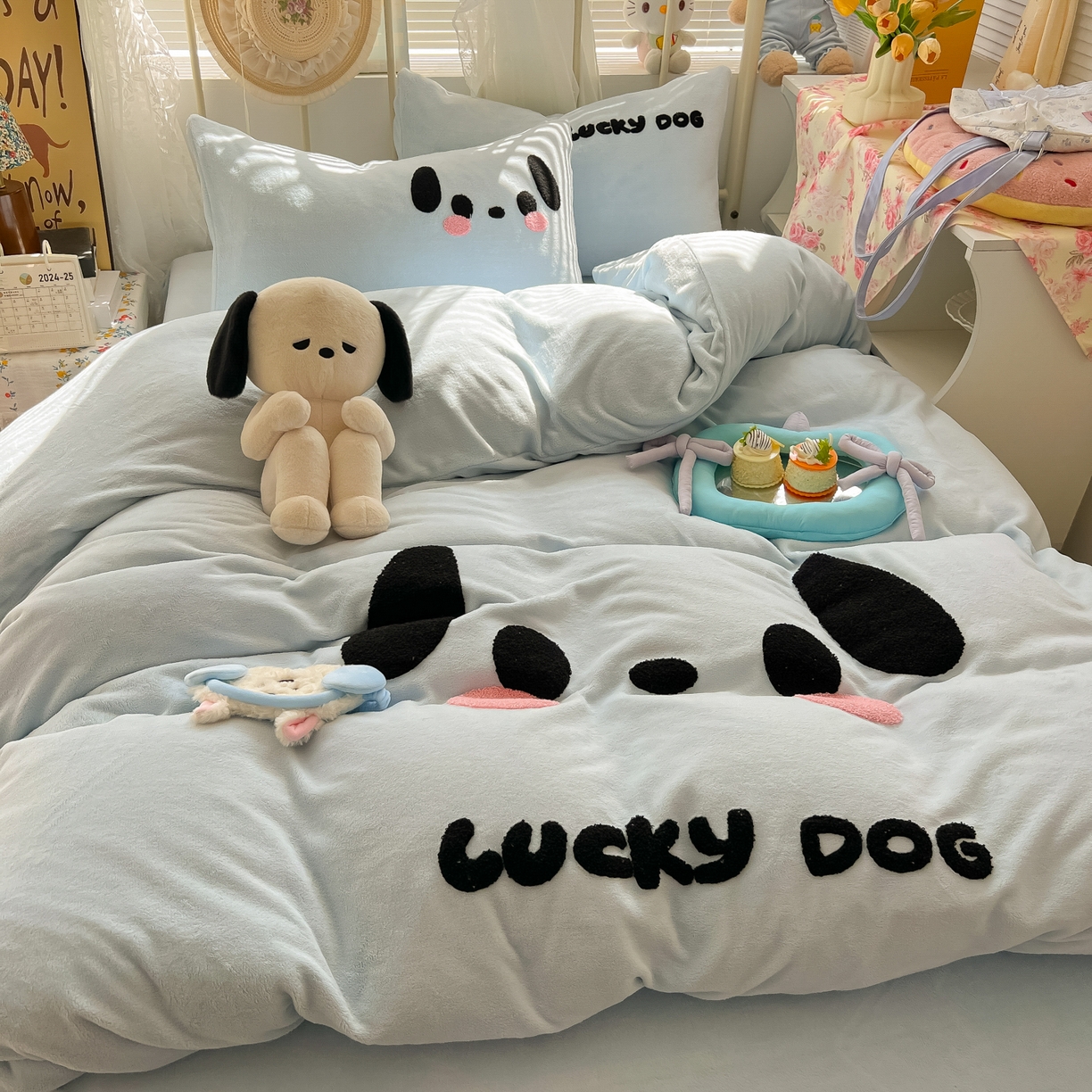 91家纺网 家纺一手货源 找家纺 韩都家居 2025新款高克重萌系牛奶绒毛巾绣四件套 帕帕狗